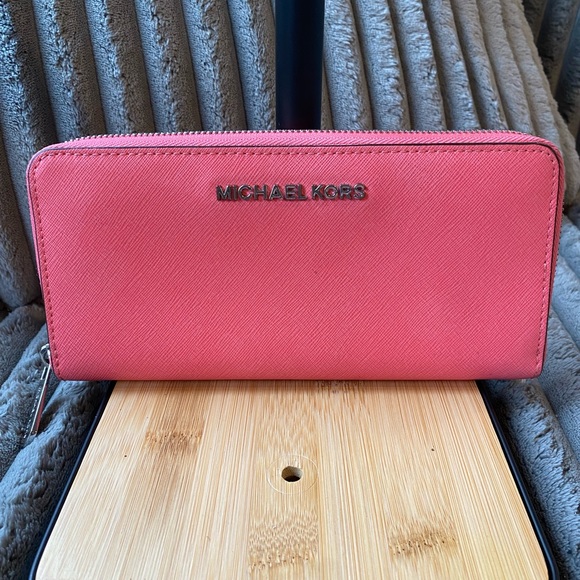 Michael Kors wallet - Picture 1 of 8